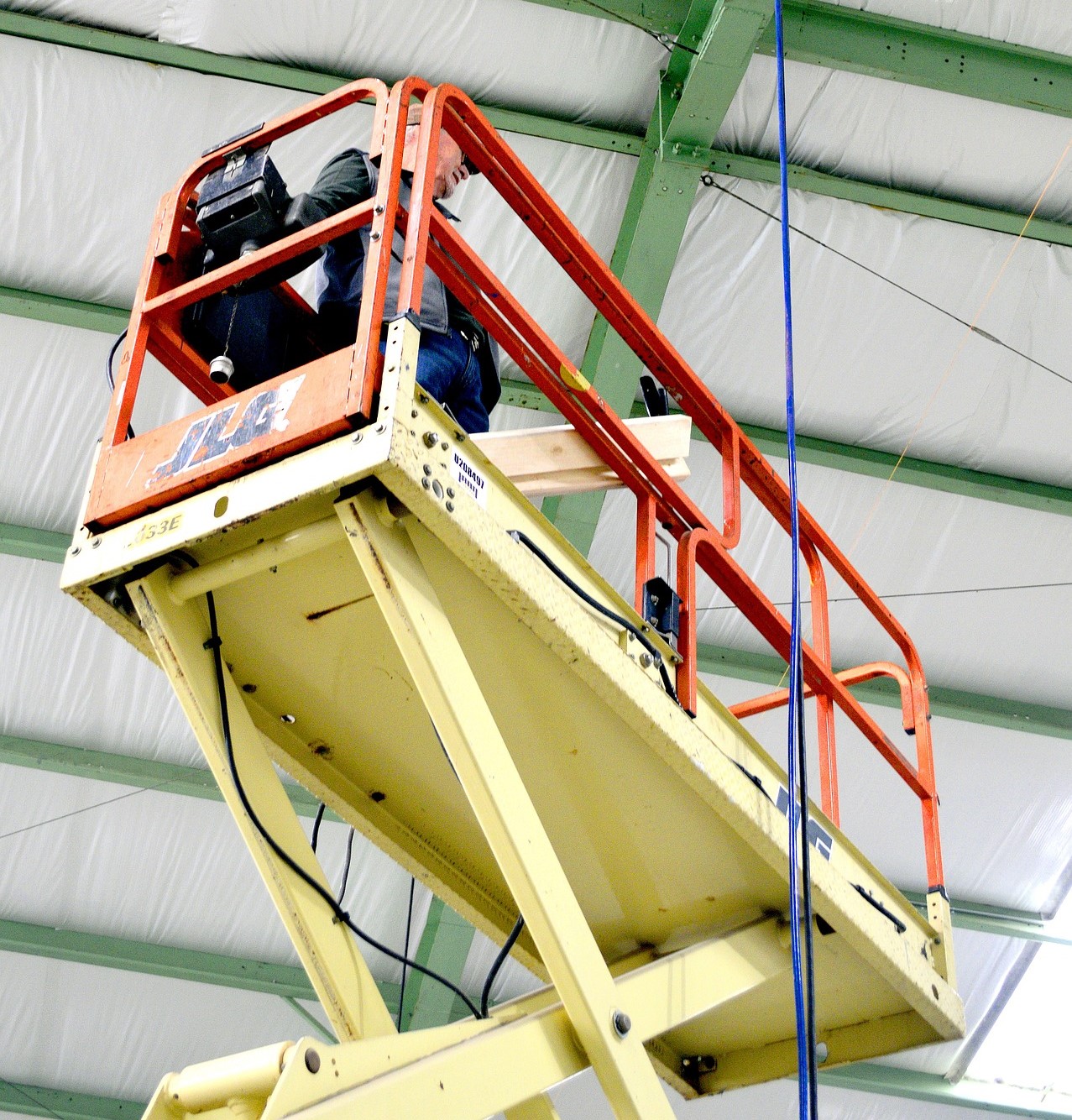 Partes de una plataforma elevadora de tijera