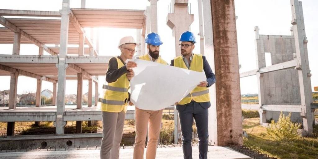Casos Reales: Cómo las Pequeñas Constructoras Ahorran con el Alquiler de Maquinaria - Equipzilla
